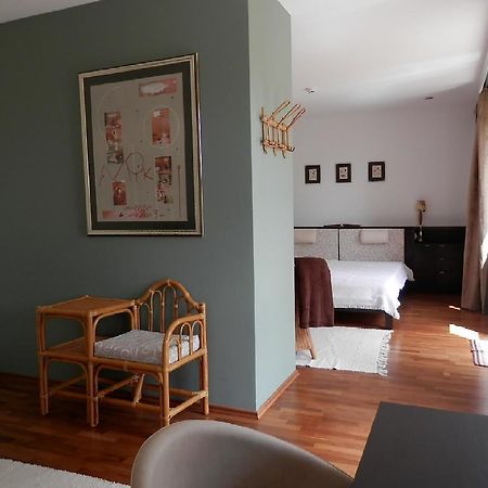 Csiki Apartman Budaors Ruang foto