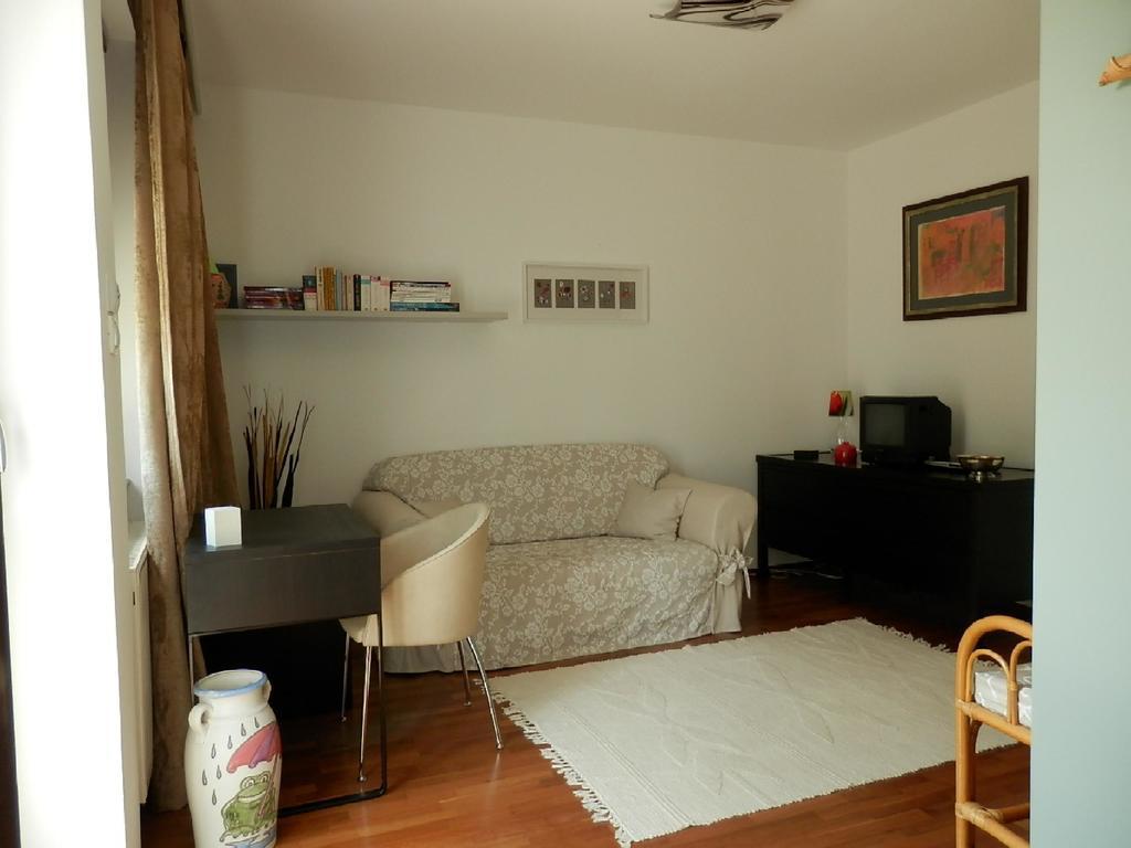 Csiki Apartman Budaors Ruang foto
